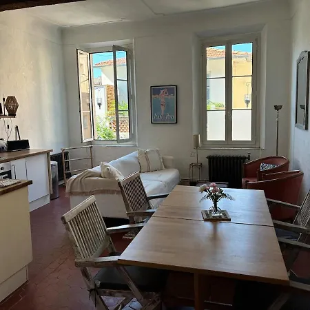 Cosy And Authentic In Old Apartment Antibes