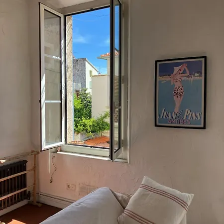 Cosy And Authentic In Old Apartment Antibes