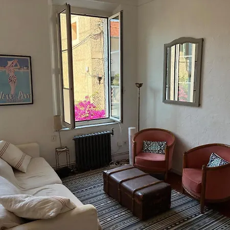 Cosy And Authentic In Old Apartment Antibes